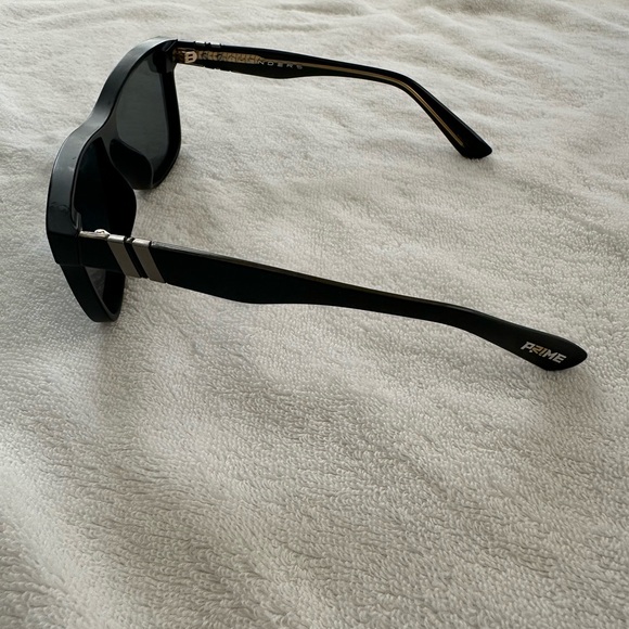Blenders Black Polarized Sunglasses - Picture 5 of 5